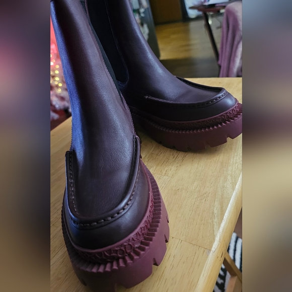 ***NEW with Box*** COACH Joey Boots. Dark Cranberry color. Size 5 - Picture 7 of 7